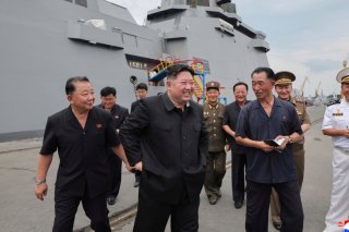 Kim Jong-un s'est rendu lundi sur le destroyer de fabrication nationale Choe Hyon. KEYSTONE/AP